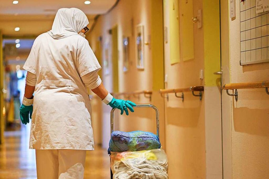 Auch Reinigungskräfte, die in Pflegehe...iten, müssen ab 16. März geimpft sein.  | Foto: Frank Rumpenhorst (dpa)