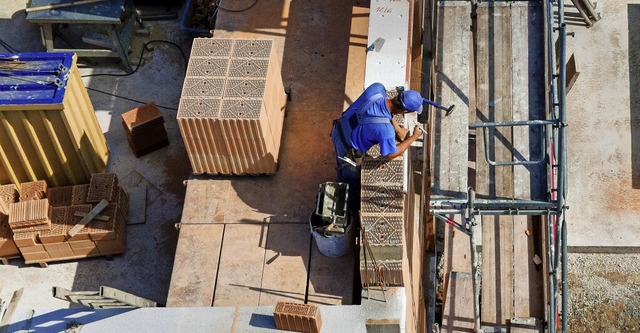 Wohl dem, der das Material bekommt, da...1; und das zu einem bezahlbaren Preis.  | Foto: Tom Weller (dpa)