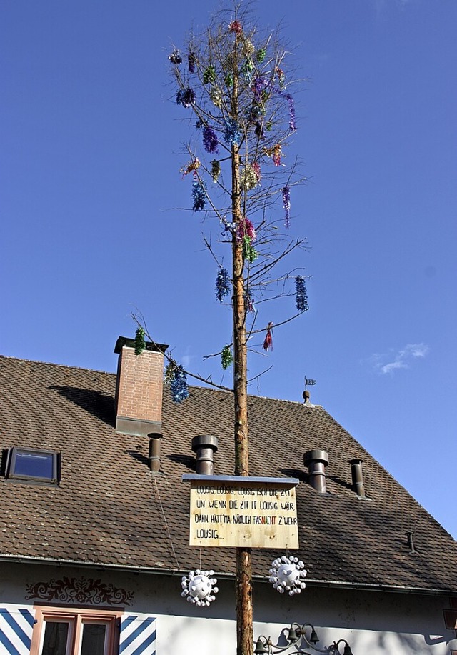 Er steht, der Narrenbaum vor dem Rathaus.  | Foto: Gnter Kramer