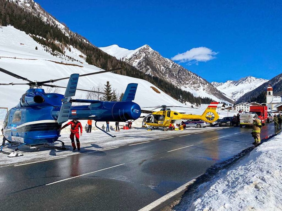 Rettungskräfte versammeln sich am Fuß der Gammerspitze in Österreich  | Foto: Zeitungsfoto.At (dpa)