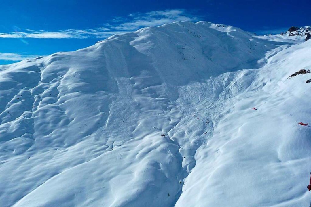Der Lawinenkegel nach einem Lawinenabg...chen Grenze in Spiss (Bezirk Landeck).  | Foto: Unbekannt (dpa)