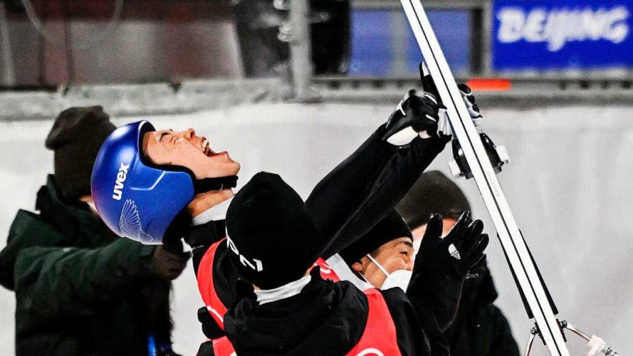 Ryoyu Kobayashi, Sieger des Männer-Spr...malschanze,  ist außer sich vor Glück.  | Foto: CHRISTOF STACHE (AFP)