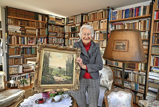 Dagmar von Schack steht in ihrem Wohnz...ort lebte sie selbst acht Jahre lang.   | Foto: Felix Kstle (dpa)