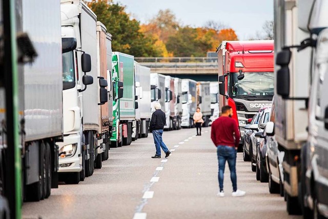 Wenn die Autos stehen, verschafft sich...; wie hier auf der A5 bei Heitersheim.  | Foto: Philipp von Ditfurth