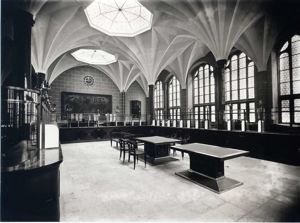 Ein Blick in die damals neue Schalterh...1. An der Westwand  der Korntawerplan.  | Foto: Georg Rbcke (Augustinermuseum)