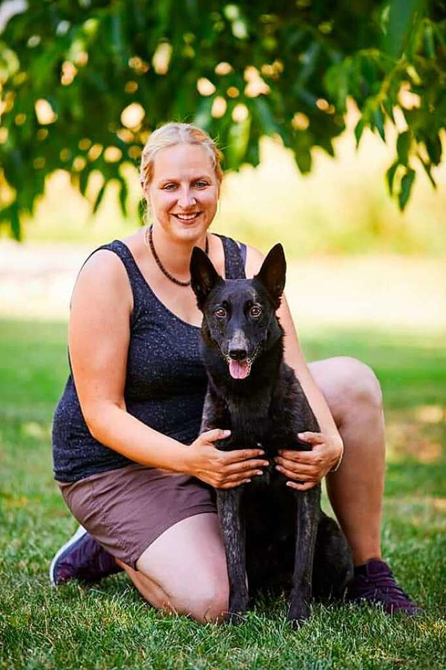 Xenia Feder, Vorsitzende des Hundespor...11;  einem Hollndischen Schferhund.   | Foto: Raphaela Schiller