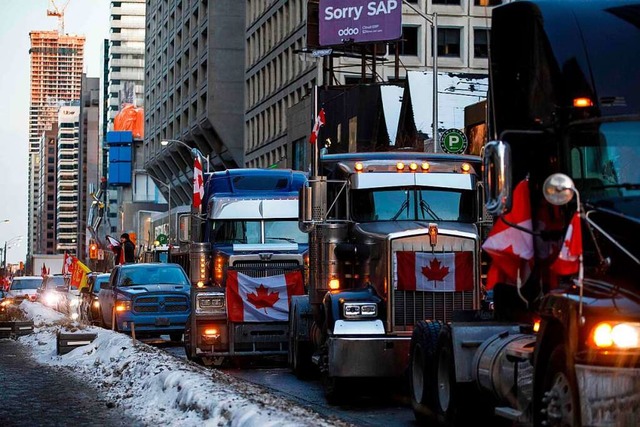 Mehr als 1000 Lastwagen blockieren seit mehr als einer Woche Ottawa.  | Foto: COLE BURSTON (AFP)