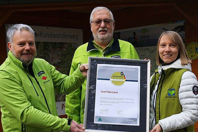 Schwarzwaldvereins-Wegereferent Patric...n links) bei der Urkundenprsentation.  | Foto: Foto: ZweiTlerLand Tourismus                               