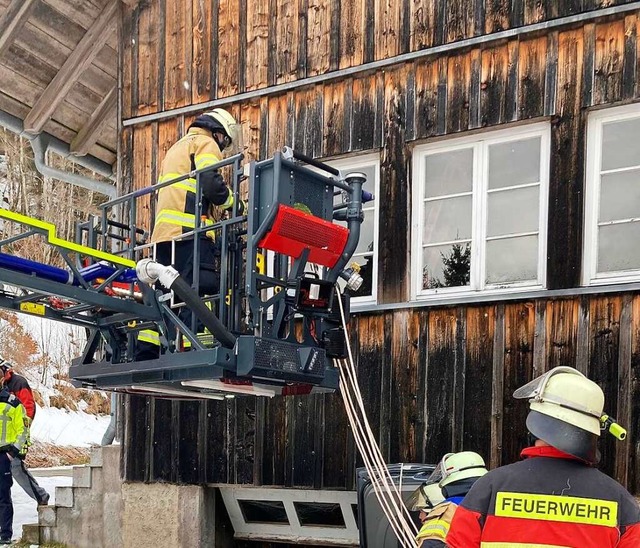 Die Fahrerin musste  mit der Drehleite...d aus dem Unfallauto  gerettet werden.  | Foto: DER Sckingen