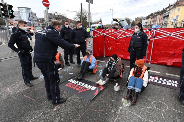 Aktivisten blockieren am Montagmorgen die B31 an der Kronenbrcke.  | Foto: Thomas Kunz