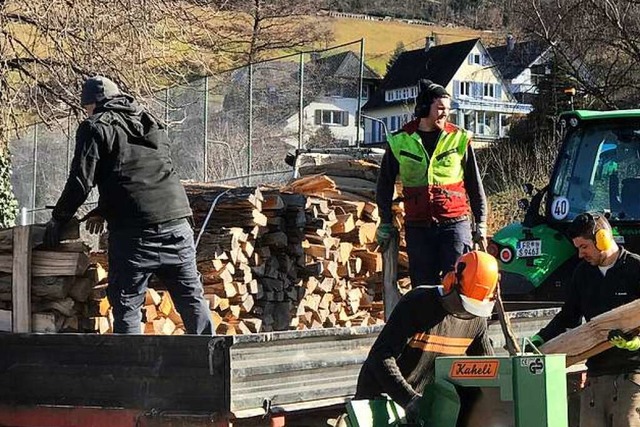 Schon frh morgens hatten die Helfer a...un, um die Holzspenden zu verarbeiten.  | Foto: Gabriele Hennicke