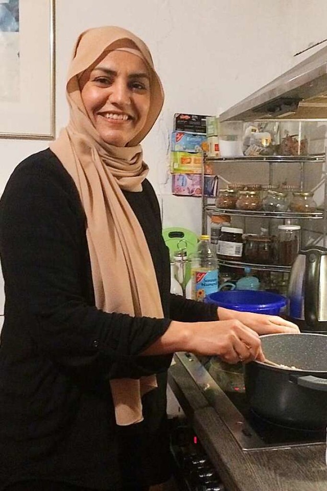 Bashira Maai schwingt in der  Kche den Kochlffel.  | Foto: Annemarie Rsch