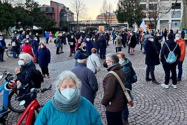 Die Kundgebung &#8222;Wir sind Demokratie&#8220; auf dem Lrracher Rathausplatz.  | Foto: Jonas Hirt