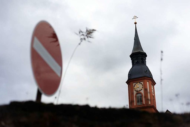 Dunkle Wolken ziehen ber den Turm der katholischen Kirche in Waldkirch.  | Foto: Patrik Mller