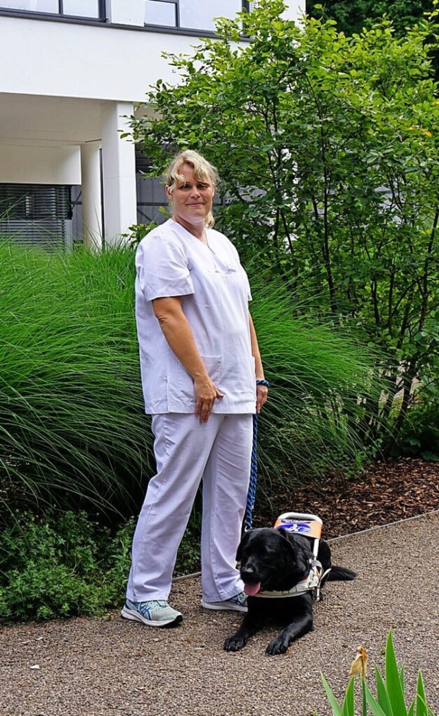 Physiotherapeutin Kathrin Weinbrecht und ihr Hund Araxx.  | Foto: Kreiskrankenhaus Emmendingen