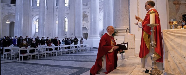 Pater Hans-Martin Rieder gibt im Beise...gltige Eingliederung in den Orden ab.  | Foto: Jim von Stritzky