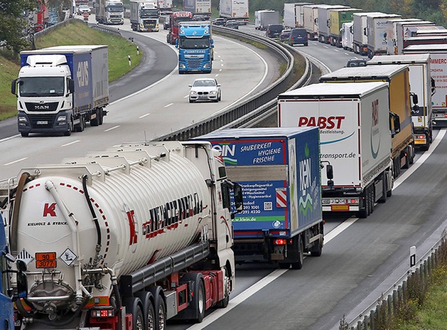 Dicht an dicht: Lkw-Stau auf der A45  | Foto: Rene Traut via www.imago-images.de