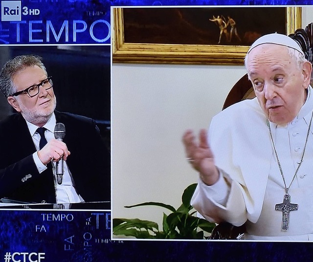 Papst Franziskus war am Sonntagabend d...ator Fabio Fazio (links) zugeschaltet.  | Foto: Stefano Spaziani (imago)