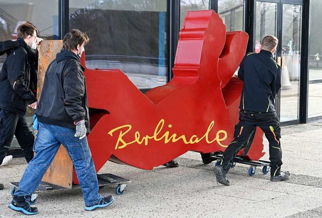 Ein Berlinale-Br, das Maskottchen der...wird zu seinem Standort transportiert.  | Foto: Jens Kalaene (dpa)