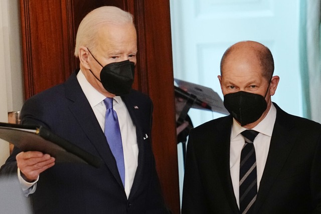 Bundeskanzler Olaf Scholz  und US-Prs... einer Pressekonferenz im Weien Haus.  | Foto: Kay Nietfeld (dpa)