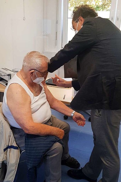 Olaf Boettcher, der Pandemiebeauftragt... im Mini-Impfzentrum in Bad Sckingen.  | Foto: Axel Kremp