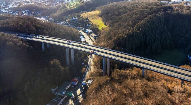 Wird nicht saniert, sondern gesprengt:... Rahmede bei Ldenscheid im Sauerland.  | Foto: Hans Blossey via www.imago-images.de