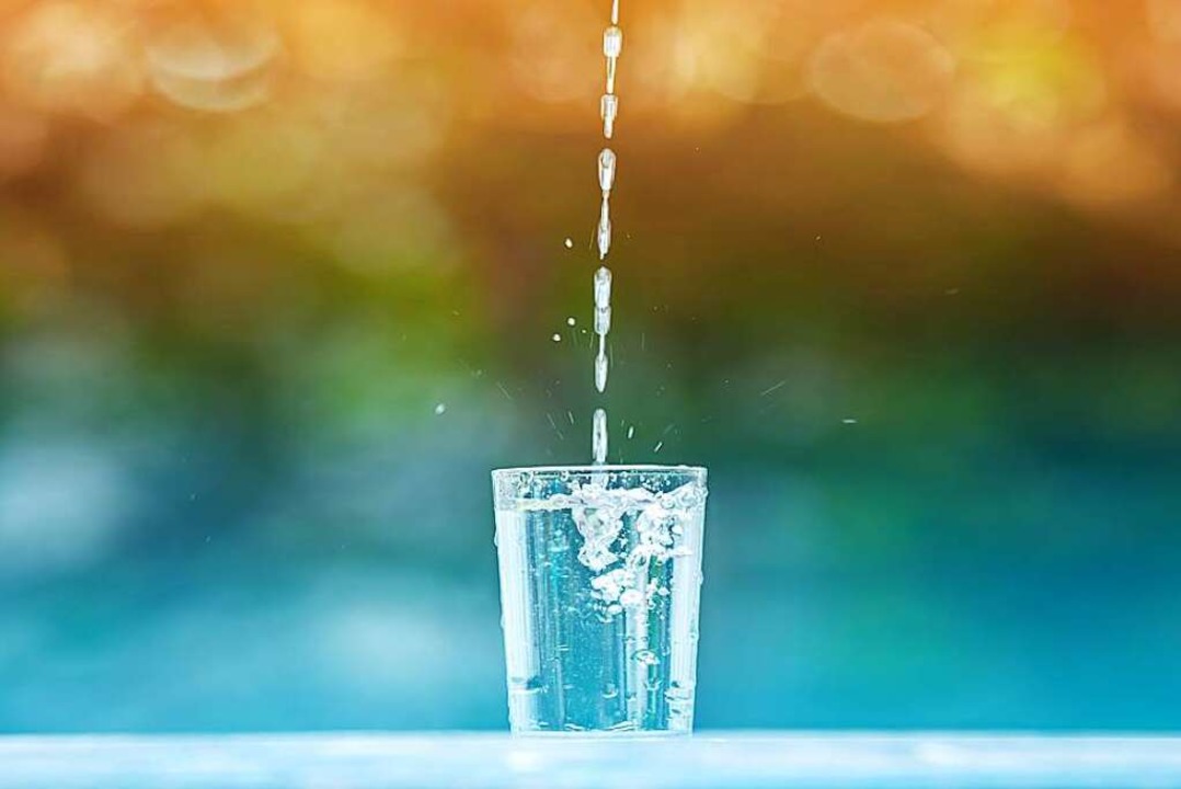 Ausreichend Wasser am Tag zu trinken ist wichtig, aber nicht so einfach.  | Foto: noon@photo / stock.adobe.com