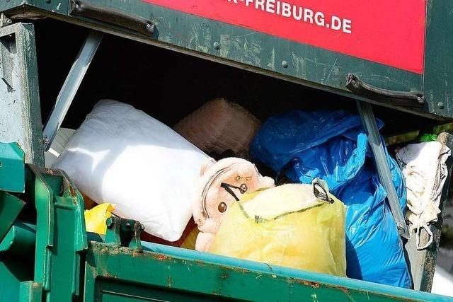 Altkleidercontainer in Freiburg-St. Georgen geht in Flammen auf