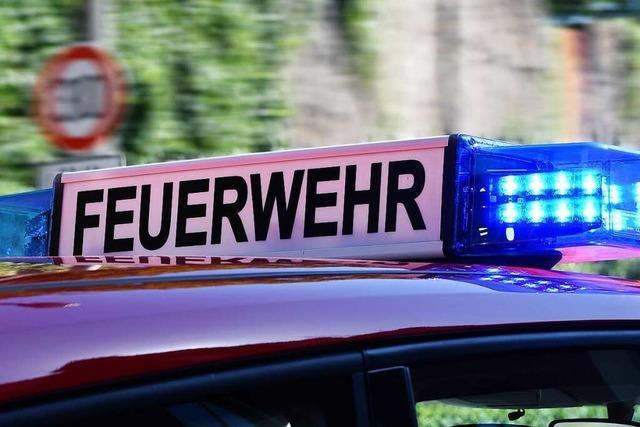 Auto geht in Carport in Freiburg-Neuburg in Flammen auf