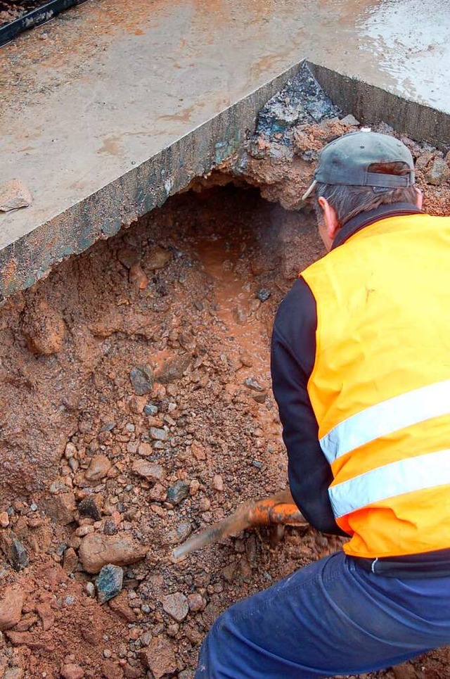 Manchmal gehren auch Grabarbeiten zum...ichen Geschft der Bauhofmitarbeiter.   | Foto: ralf morys