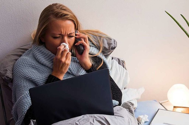 Im Bett ist der Laptop eh zur Hand:Da...mal Mails, anstatt sich auszukurieren.  | Foto: Christin Klose (dpa)