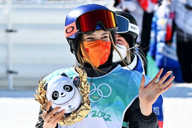 Eileen Gu hat ihre Chance erkannt, in ...m Star des Wintersports zu avancieren.  | Foto: Peter Kneffel (dpa)