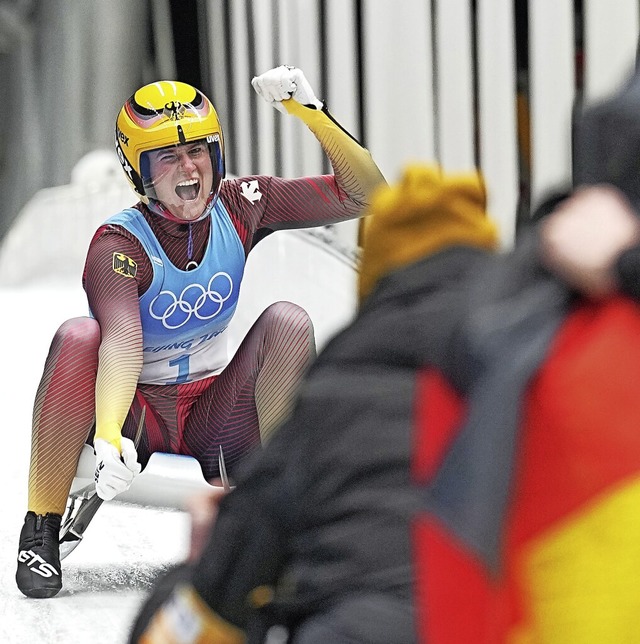 Natalie Geisenberger setzt sich nach v... an die Spitze des olympischen Feldes.  | Foto: Michael Kappeler (dpa)