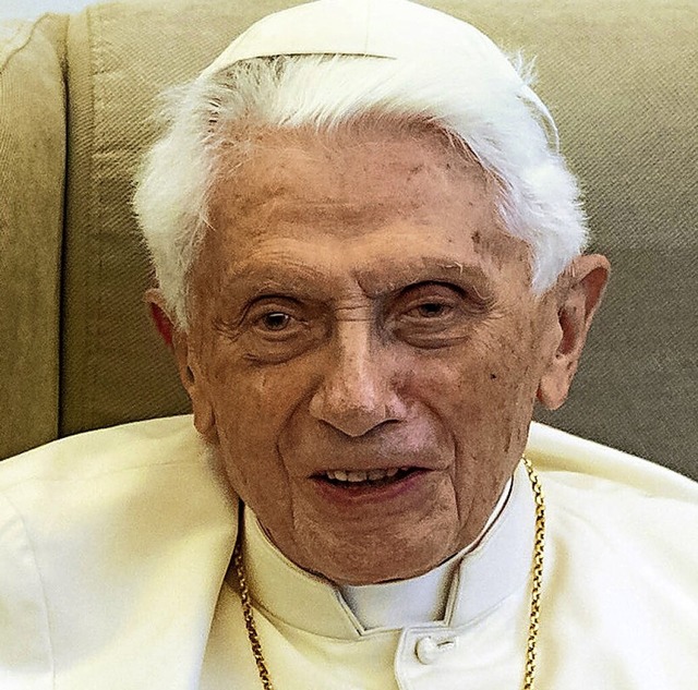 Der emeritierte Papst hat nun Stellung bezogen.  | Foto: Daniel Karmann (dpa)