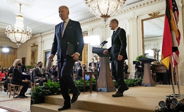 US-Prsident Joe Biden (vorne) und Kan...en nach der Pressekonferenz die Bhne.  | Foto: Alex Brandon (dpa)