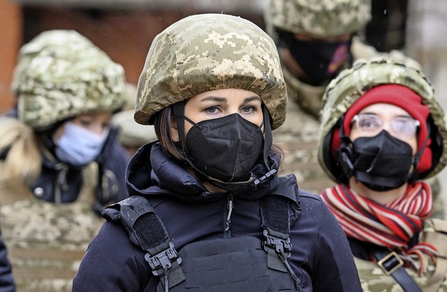 Auenministerin Annalena Baerbock in schusssicherer Montur in der Ostukraine   | Foto: Bernd von Jutrczenka (dpa)