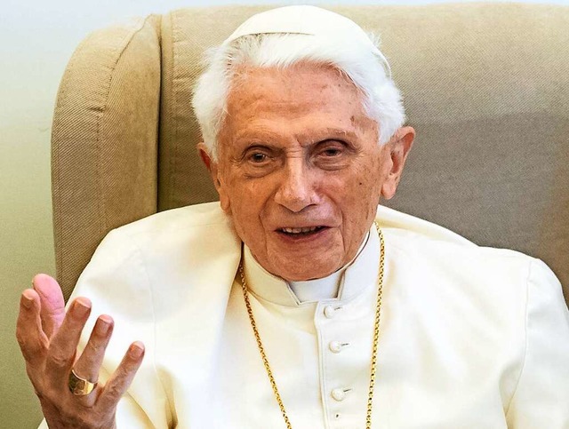 Der emerierte Papst Benedikt XVI.  | Foto: Daniel Karmann (dpa)