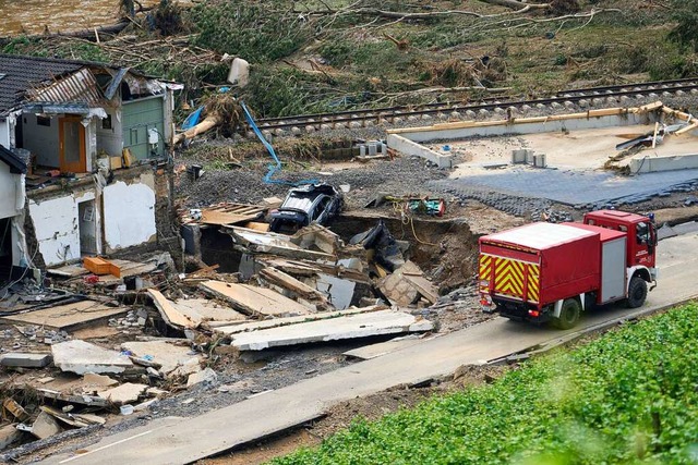 In Walporzheim, einem Stadtteil von Ba...auto vor einem vllig zerstrten Haus.  | Foto: Thomas Frey (dpa)