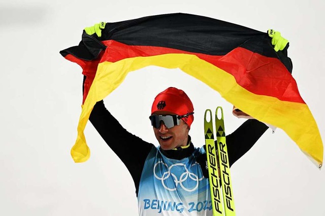 Vinzenz Geiger nach seinem Gewinn der Goldmedaille.  | Foto: Hendrik Schmidt (dpa)