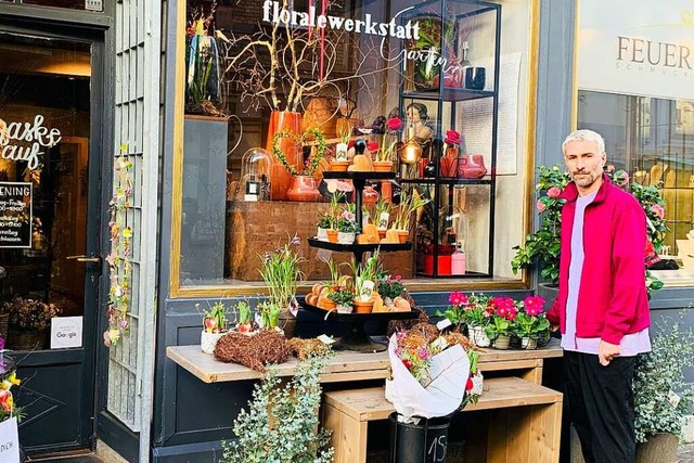 Florist Christian Wei vor seiner Floralen Werkstatt  | Foto: Gina Kutkat