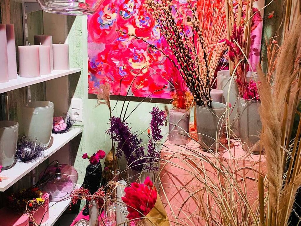 Die Florale Werkstatt arbeitet auch mi...usammen und zeigt die Bilder im Laden.  | Foto: Gina Kutkat