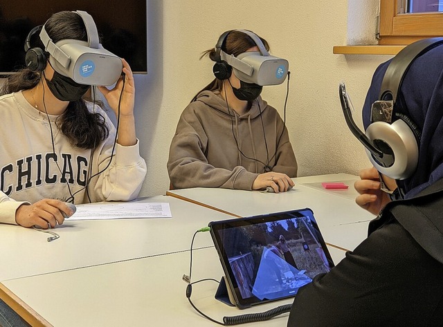 Schlerinnen des BSZ Waldkirch beim Testen der Virtual-Reality-Brille.  | Foto: BSZ Waldkirch