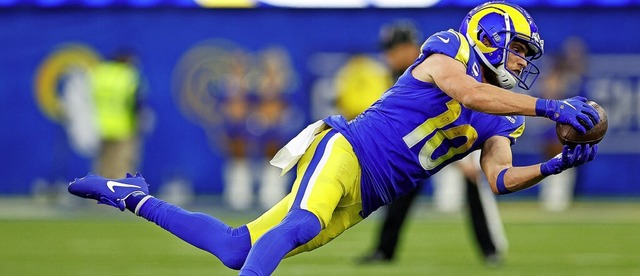 Ein Footballspieler in Aktion &#8211; beim Fangen des Spielgerts   | Foto: CHRISTIAN PETERSEN (AFP)