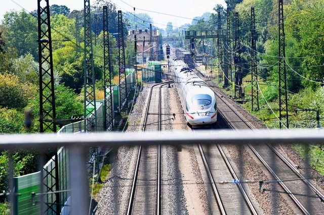 Ein ICE bei Kenzingen: Die BI Bahn und...rn einen neutralen Variantenvergleich.  | Foto: Siegfried Gollrad