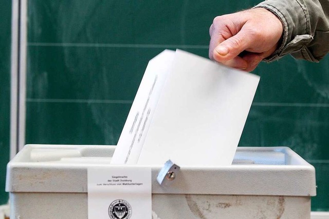Die fehlende Ecke an einem Stimmzettel... von Wahlschablonen fr Sehbehinderte.  | Foto: Roland Weihrauch (dpa)