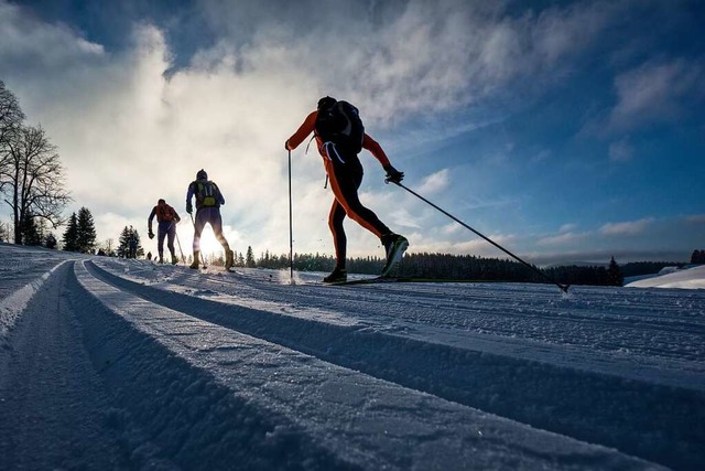 In g&#8217;fhriger Spur, den Rucksack...n ist eine ultimative Herausforderung.  | Foto: arge skiwanderwege