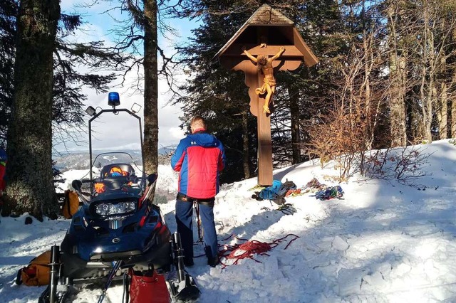 Die Bergwacht-Ortsgruppe Todtmoos und ...teten eine Frau und ihre beiden Hunde.  | Foto: Bergwacht