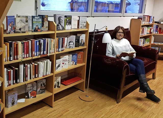 Ein Sofa ldt  zum Schmkern ein. Ingr... mit einem guten Buch zu beschftigen.  | Foto: Claudia Pssler