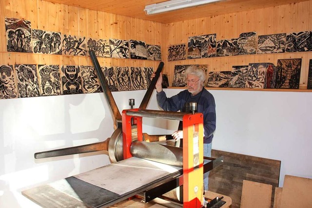 Werner Bader an der Tiefdruckpresse, hier entstehen aus Kupferstichen Drucke.  | Foto: Gert Brichta