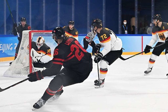 Daniel Winnik (3.v.l) aus Kanada triff...utschland der kanadischen Auswahl 1:5.  | Foto: Peter Kneffel (dpa)